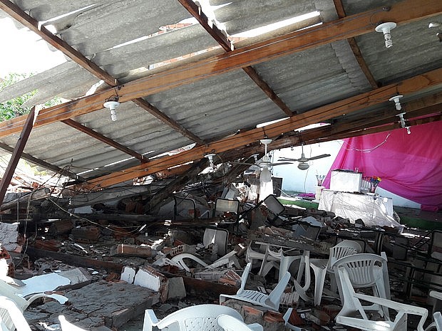 Telhas e cadeiras ficaram danificados com a queda da estrutura_Foto_Suellen Soares_Vanguarda Repórter